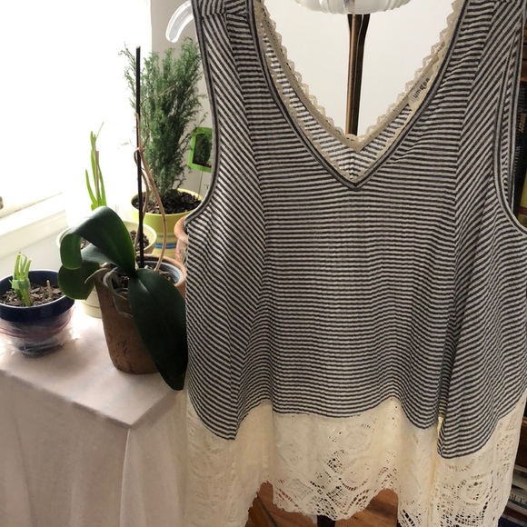 UMGEE lace trim V-neck BoHo tank nwot - Picture 2 of 8